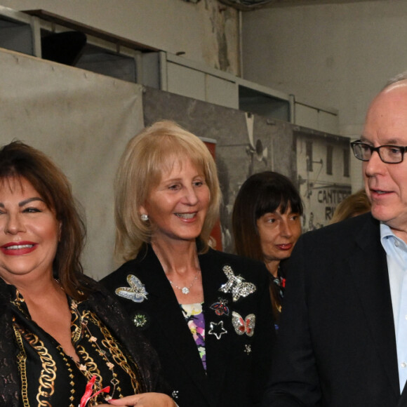 Le prince Albert II de Monaco, accompagné par le prince héréditaire Jacques et la princesse Gabriella, a visité le 1er Chocolashow, un salon du chocolat installé dans le Tunnel Riva à Monaco, le 9 mai 2024. Lors de cette 1ere édition, huit artistes élèves du Pavillon Bosio ont réalisé des sculptures en chocolat, chacune attribué à une association caritative après un tirage au sort réalisé par le prince souverain. Les sculptures ont été vendues aux enchères à la fin de la journée et le prix de la vente a été reversé à chaque association. Le prince et ses enfants ont aussi participé à la création d'une oeuvre originale en signant une pièce chocolatée. © Bruno Bebert / Bestimage 