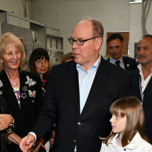 Le prince Albert II de Monaco, accompagné par le prince héréditaire Jacques et la princesse Gabriella, a visité le 1er Chocolashow, un salon du chocolat installé dans le Tunnel Riva à Monaco, le 9 mai 2024. Lors de cette 1ere édition, huit artistes élèves du Pavillon Bosio ont réalisé des sculptures en chocolat, chacune attribué à une association caritative après un tirage au sort réalisé par le prince souverain. Les sculptures ont été vendues aux enchères à la fin de la journée et le prix de la vente a été reversé à chaque association. Le prince et ses enfants ont aussi participé à la création d'une oeuvre originale en signant une pièce chocolatée. © Bruno Bebert / Bestimage 