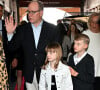 Albert et les enfants, Jacques et Gabriella, se sont rendus à la première édition du Chokolashow
Le prince Albert II de Monaco, accompagné par le prince héréditaire Jacques et la princesse Gabriella, a visité le 1er Chocolashow, un salon du chocolat installé dans le Tunnel Riva à Monaco. Lors de cette 1ere édition, huit artistes élèves du Pavillon Bosio ont réalisé des sculptures en chocolat, chacune attribué à une association caritative après un tirage au sort réalisé par le prince souverain. Les sculptures ont été vendues aux enchères à la fin de la journée et le prix de la vente a été reversé à chaque association. Le prince et ses enfants ont aussi participé à la création d'une oeuvre originale en signant une pièce chocolatée. © Bruno Bebert / Bestimage 