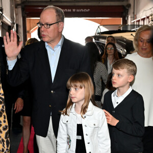 Albert et les enfants, Jacques et Gabriella, se sont rendus à la première édition du Chokolashow
Le prince Albert II de Monaco, accompagné par le prince héréditaire Jacques et la princesse Gabriella, a visité le 1er Chocolashow, un salon du chocolat installé dans le Tunnel Riva à Monaco. Lors de cette 1ere édition, huit artistes élèves du Pavillon Bosio ont réalisé des sculptures en chocolat, chacune attribué à une association caritative après un tirage au sort réalisé par le prince souverain. Les sculptures ont été vendues aux enchères à la fin de la journée et le prix de la vente a été reversé à chaque association. Le prince et ses enfants ont aussi participé à la création d'une oeuvre originale en signant une pièce chocolatée. © Bruno Bebert / Bestimage 