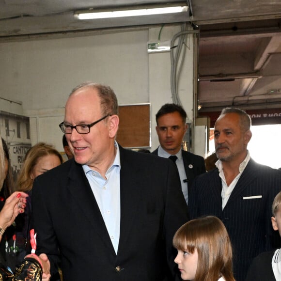 Le prince Albert II de Monaco, accompagné par le prince héréditaire Jacques et la princesse Gabriella, a visité le 1er Chocolashow, un salon du chocolat installé dans le Tunnel Riva à Monaco, le 9 mai 2024. Lors de cette 1ere édition, huit artistes élèves du Pavillon Bosio ont réalisé des sculptures en chocolat, chacune attribué à une association caritative après un tirage au sort réalisé par le prince souverain. Les sculptures ont été vendues aux enchères à la fin de la journée et le prix de la vente a été reversé à chaque association. Le prince et ses enfants ont aussi participé à la création d'une oeuvre originale en signant une pièce chocolatée. © Bruno Bebert / Bestimage 