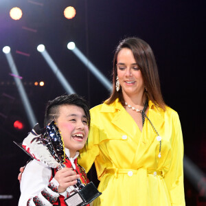 Pauline Ducruet remet à Arashi Alan Kofukada, des Martinez Brothers, la coupe en mémoire de la princesse Antoinette qui récompense le plus jeune artiste du festival, durant la soirée de Gala du 44eme Festival International du Cirque de Monte-Carlo à Monaco le 21 janvier 2020. Le Festival se déroule sous le chapiteau de Fontvieille du 16 au 26 janvier 2020. © Bruno Bebert/Bestimage 