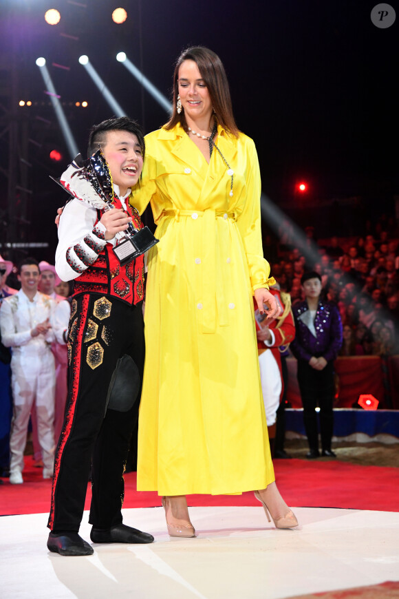 Pauline Ducruet remet à Arashi Alan Kofukada, des Martinez Brothers, la coupe en mémoire de la princesse Antoinette qui récompense le plus jeune artiste du festival, durant la soirée de Gala du 44eme Festival International du Cirque de Monte-Carlo à Monaco le 21 janvier 2020. Le Festival se déroule sous le chapiteau de Fontvieille du 16 au 26 janvier 2020. © Bruno Bebert/Bestimage 