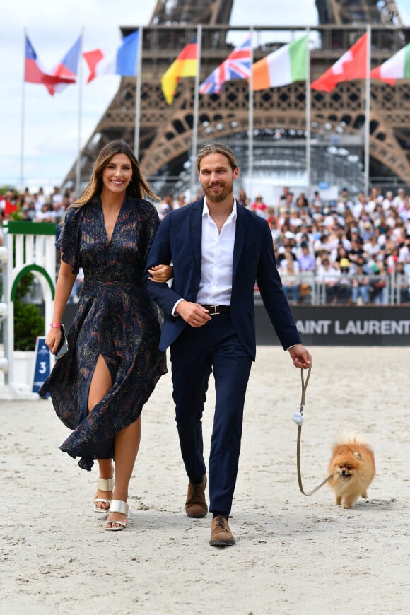 Camille Cerf, miss France 2015 et ambassadrice LPEJ 2022 et son compagnon Théo Fleury - Reconnaissance des invités people du prix Saint Laurent Eiffel Challenge lors du "Longines Paris Eiffel Jumping" au Champ de Mars à Paris le 26 juin 2022 © Gorassini / Perusseau / Tribeca / Bestimage 