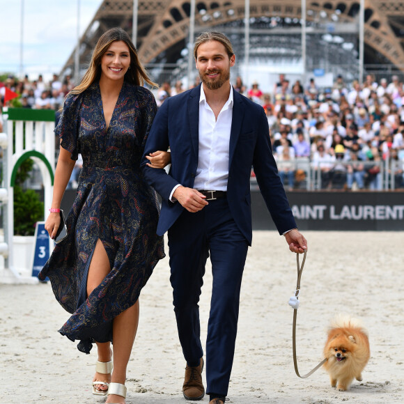 Camille Cerf, miss France 2015 et ambassadrice LPEJ 2022 et son compagnon Théo Fleury - Reconnaissance des invités people du prix Saint Laurent Eiffel Challenge lors du "Longines Paris Eiffel Jumping" au Champ de Mars à Paris le 26 juin 2022 © Gorassini / Perusseau / Tribeca / Bestimage 