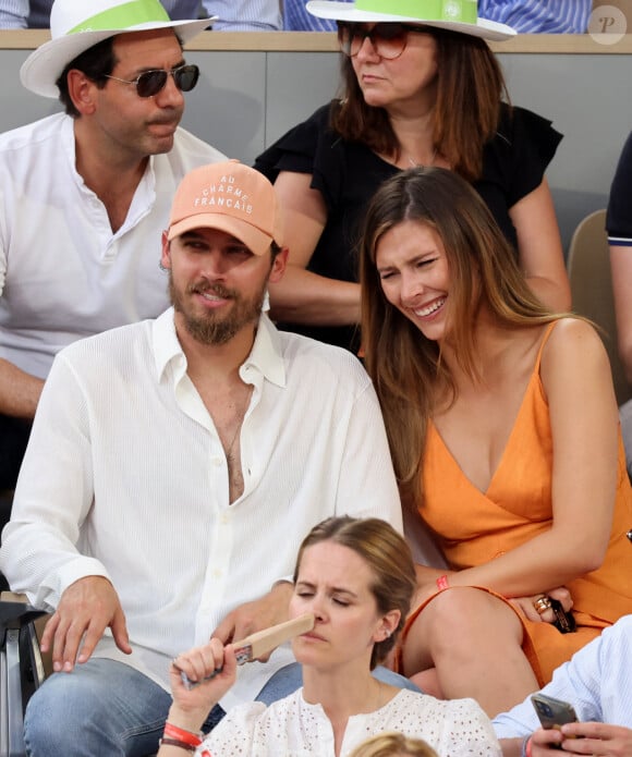 Théo Fleury et sa compagne Camille Cerf, Miss France 2015 en tribune (jour 14) lors des Internationaux de France de Tennis de Roland Garros 2022 à Paris, France, le 4 juin 2022. © Dominique Jacovides/Bestimage 