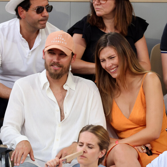 Théo Fleury et sa compagne Camille Cerf, Miss France 2015 en tribune (jour 14) lors des Internationaux de France de Tennis de Roland Garros 2022 à Paris, France, le 4 juin 2022. © Dominique Jacovides/Bestimage 
