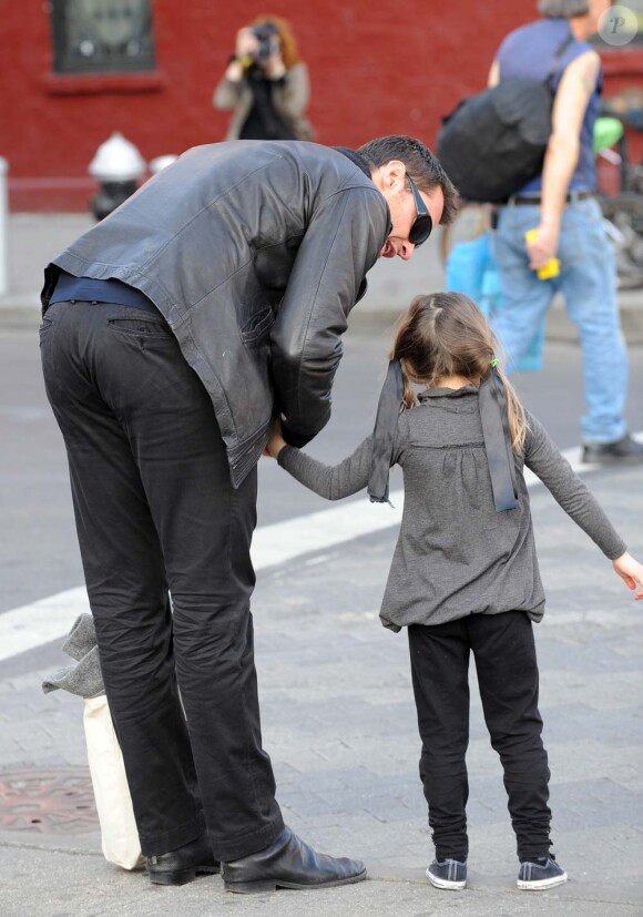 Hugh Jackman à la sortie de l'école pour récupérer sa petite Ava, à New York, le 18 mars 2010 !