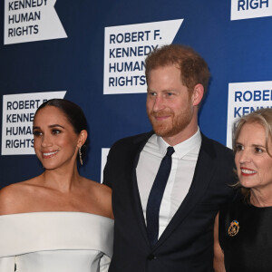 Le prince Harry, Megan Markle et Kerry Kennedy au photocall de la soirée de gala "Robert F. Kennedy Human Rights Ripple of Hope 2022" à l'hôtel Hilton de New York City, New York, Etats-Unis, le 6 décembre 2022. 