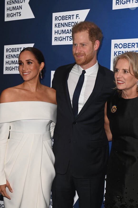 Le prince Harry, Megan Markle et Kerry Kennedy au photocall de la soirée de gala "Robert F. Kennedy Human Rights Ripple of Hope 2022" à l'hôtel Hilton de New York City, New York, Etats-Unis, le 6 décembre 2022. 