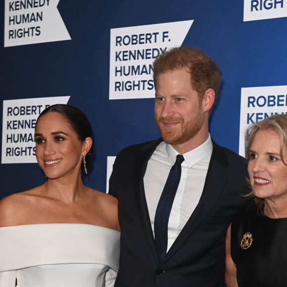 Le prince Harry, Megan Markle et Kerry Kennedy au photocall de la soirée de gala "Robert F. Kennedy Human Rights Ripple of Hope 2022" à l'hôtel Hilton de New York City, New York, Etats-Unis, le 6 décembre 2022. 