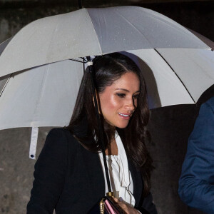 Le prince Harry et sa fiancée Meghan Markle arrivent à pied sous la pluie à la soirée "Endeavour Fund Awards" au Goldsmith Hall à Londres le 1er février 2018. © Ray Tang via Zuma Press/Bestimage