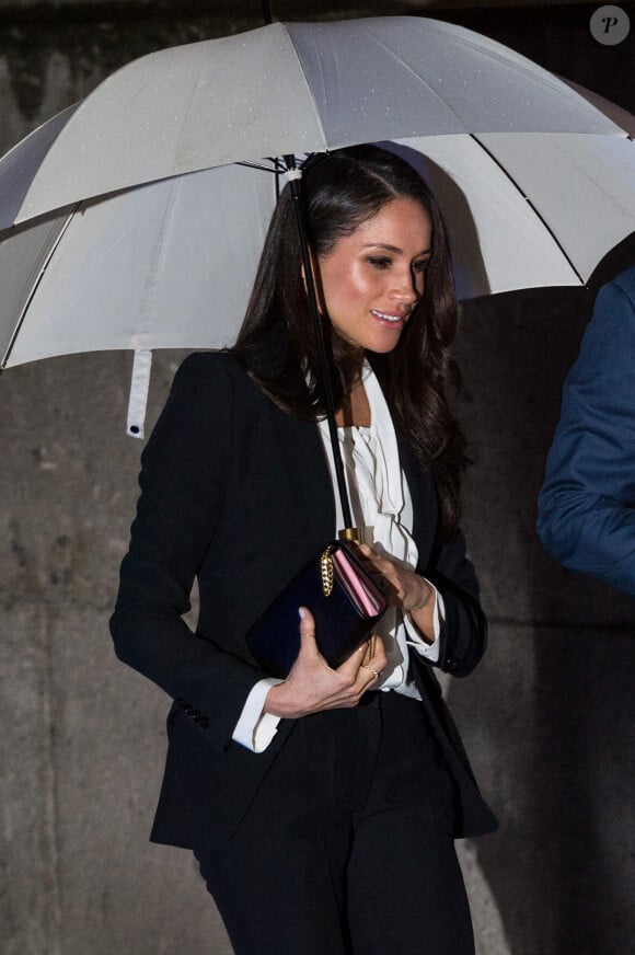 Le prince Harry et sa fiancée Meghan Markle arrivent à pied sous la pluie à la soirée "Endeavour Fund Awards" au Goldsmith Hall à Londres le 1er février 2018. © Ray Tang via Zuma Press/Bestimage