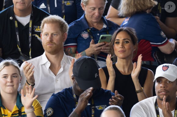 Le prince Harry, duc de Sussex et Meghan Markle, duchesse de Sussex, assistent à la finale de natation lors des Invictus Games 2023 à Dusseldorf, le 13 septembre 2023. 