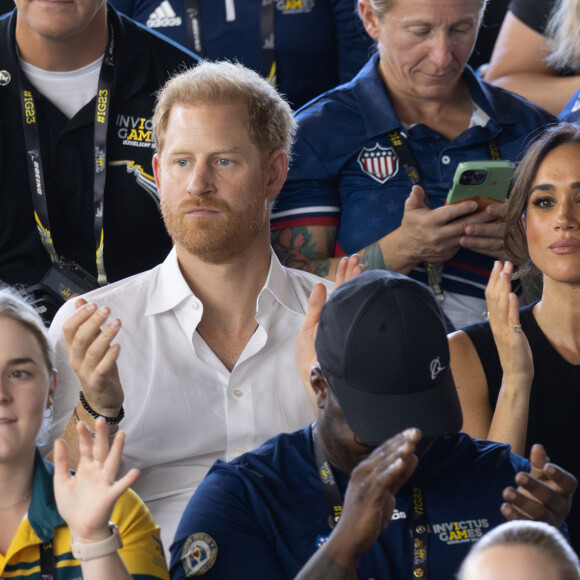 Le prince Harry, duc de Sussex et Meghan Markle, duchesse de Sussex, assistent à la finale de natation lors des Invictus Games 2023 à Dusseldorf, le 13 septembre 2023. 