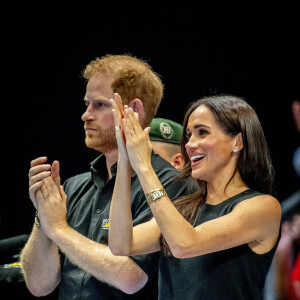 Et qui veut dire beaucoup pour elle et Harry puisque c'est celle qu'elle portait au 1er anniversaire d'Archie et sur les photos publiées pour annoncer sa 2nde grossesse
Le prince Harry et Meghan Markle assistent à la finale de basket en fauteuil roulant lors des Invictus Games 2023 à Dusseldorf le 13 septembre 2023. 