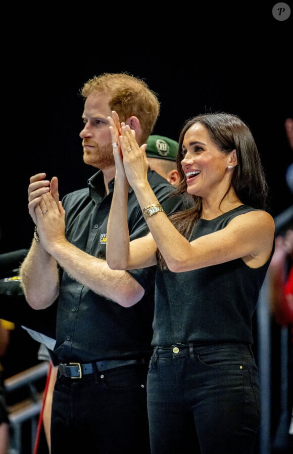 Et qui veut dire beaucoup pour elle et Harry puisque c'est celle qu'elle portait au 1er anniversaire d'Archie et sur les photos publiées pour annoncer sa 2nde grossesse
Le prince Harry et Meghan Markle assistent à la finale de basket en fauteuil roulant lors des Invictus Games 2023 à Dusseldorf le 13 septembre 2023. 