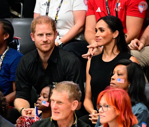 Le prince Harry et Meghan Markle assistent à la finale de basket en fauteuil roulant lors des Invictus Games 2023 à Dusseldorf le 13 septembre 2023.