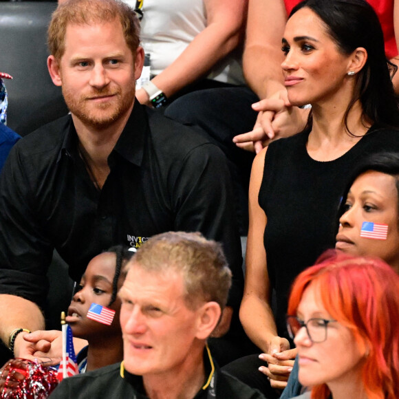 Le prince Harry et Meghan Markle assistent à la finale de basket en fauteuil roulant lors des Invictus Games 2023 à Dusseldorf le 13 septembre 2023.