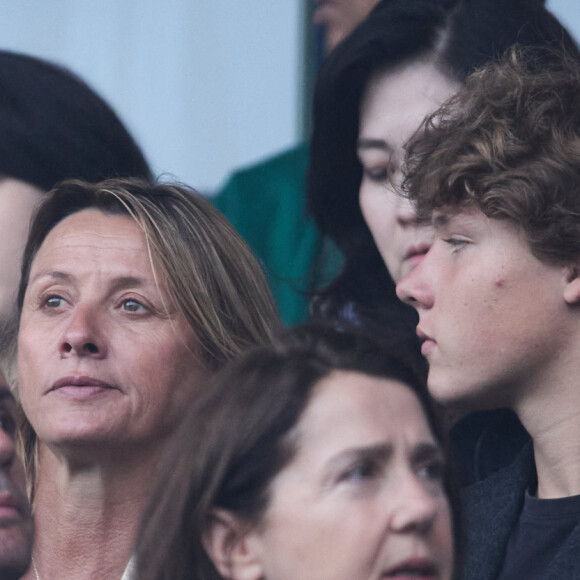 Sarah Poniatowski et Romane Lavoine au match du PSG
 
Sarah Lavoine et son fils Roman Lavoine - Célébrités dans les tribunes du match de Ligue 1 Uber Eats "PSG-Toulouse" au Parc des Princes à Paris. © Cyril Moreau/Bestimage