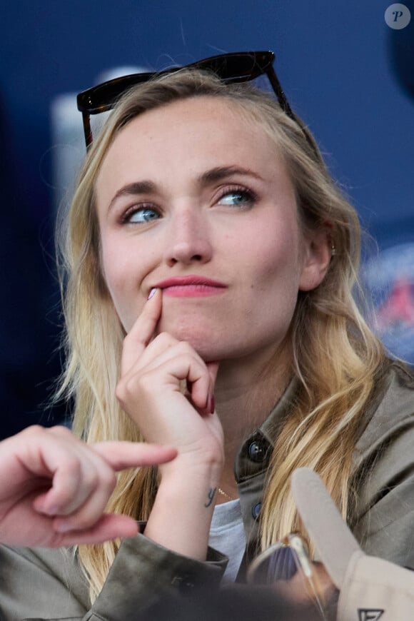 Chloé Jouannet - Célébrités dans les tribunes du match de Ligue 1 Uber Eats "PSG-Toulouse" (1-3) au Parc des Princes à Paris le 12 mai 2024. © Cyril Moreau/Bestimage