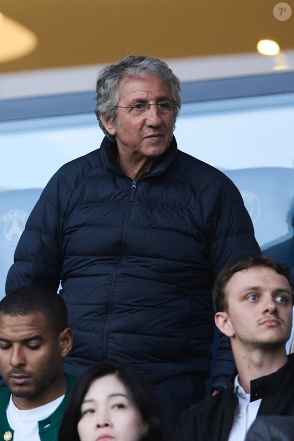 Richard Anconina - Célébrités dans les tribunes du match de Ligue 1 Uber Eats "PSG-Toulouse" (1-3) au Parc des Princes à Paris le 12 mai 2024. © Cyril Moreau/Bestimage