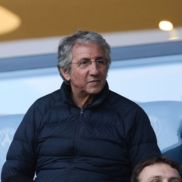 Richard Anconina - Célébrités dans les tribunes du match de Ligue 1 Uber Eats "PSG-Toulouse" (1-3) au Parc des Princes à Paris le 12 mai 2024. © Cyril Moreau/Bestimage
