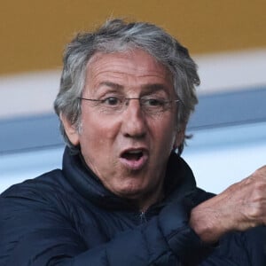 Richard Anconina - Célébrités dans les tribunes du match de Ligue 1 Uber Eats "PSG-Toulouse" (1-3) au Parc des Princes à Paris le 12 mai 2024. © Cyril Moreau/Bestimage