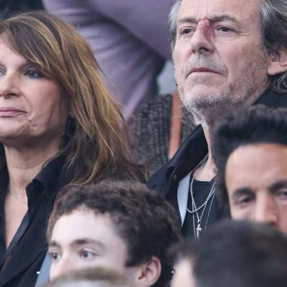 Jean-Luc Reichmann et sa femme Nathalie Lecoultre - Célébrités dans les tribunes du match de Ligue 1 Uber Eats "PSG-Toulouse" (1-3) au Parc des Princes à Paris le 12 mai 2024. © Cyril Moreau/Bestimage