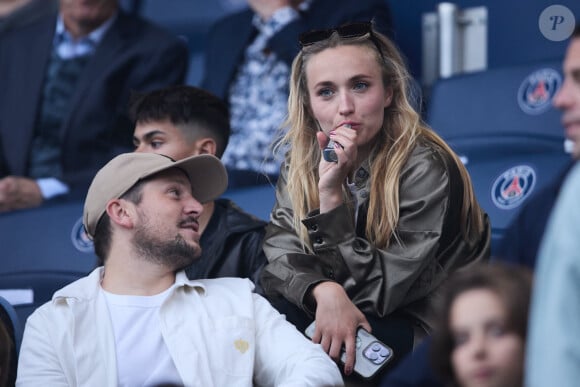 Chloé Jouannet et Yvan Naubron - Célébrités dans les tribunes du match de Ligue 1 Uber Eats "PSG-Toulouse" (1-3) au Parc des Princes à Paris le 12 mai 2024. © Cyril Moreau/Bestimage