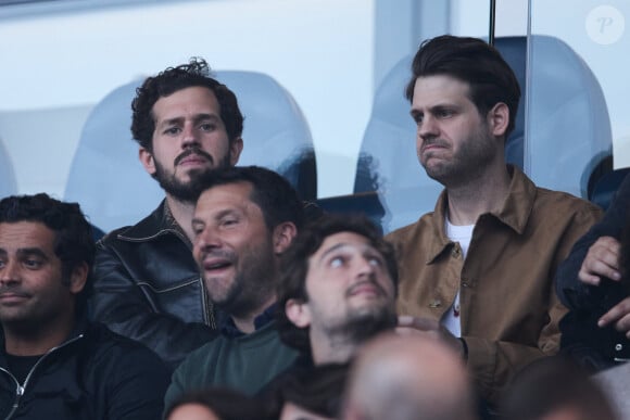 Alessandro Belmondo et Victor Belmondo - Célébrités dans les tribunes du match de Ligue 1 Uber Eats "PSG-Toulouse" (1-3) au Parc des Princes à Paris le 12 mai 2024. © Cyril Moreau/Bestimage