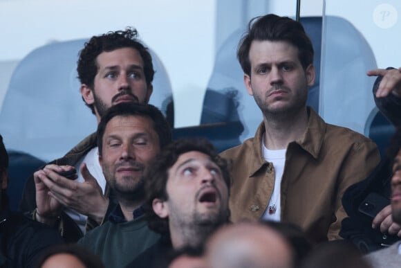 Alessandro Belmondo et Victor Belmondo - Célébrités dans les tribunes du match de Ligue 1 Uber Eats "PSG-Toulouse" (1-3) au Parc des Princes à Paris le 12 mai 2024. © Cyril Moreau/Bestimage