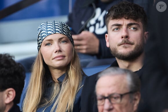 Amandine Petit et son compagnon Julien Georges y étaient aussi
 
Amandine Petit (miss France 2021) et son compagnon Julien Georges - Célébrités dans les tribunes du match de Ligue 1 Uber Eats "PSG-Toulouse" (1-3) au Parc des Princes à Paris le 12 mai 2024. © Cyril Moreau/Bestimage