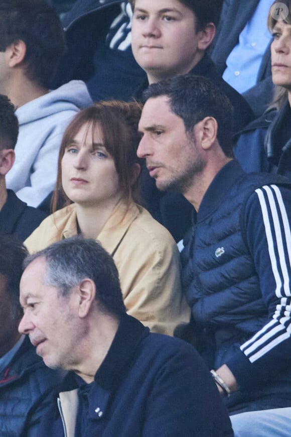 Alison Wheeler, Jérémie Elkaïm - Célébrités dans les tribunes du match de Ligue 1 Uber Eats "PSG-Toulouse" (1-3) au Parc des Princes à Paris le 12 mai 2024. © Cyril Moreau/Bestimage