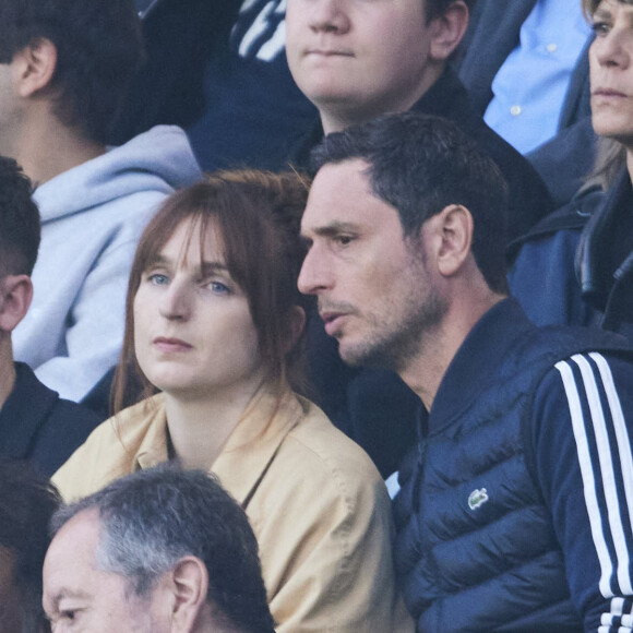 Alison Wheeler, Jérémie Elkaïm - Célébrités dans les tribunes du match de Ligue 1 Uber Eats "PSG-Toulouse" (1-3) au Parc des Princes à Paris le 12 mai 2024. © Cyril Moreau/Bestimage
