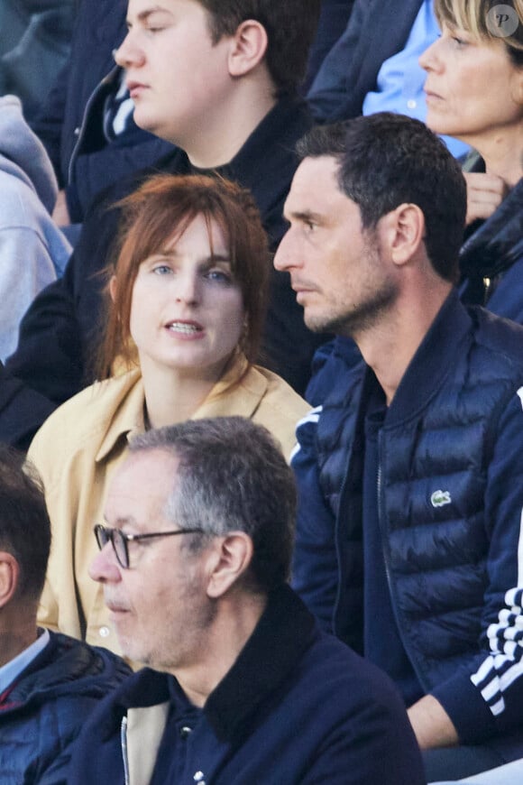 Alison Wheeler, Jérémie Elkaïm - Célébrités dans les tribunes du match de Ligue 1 Uber Eats "PSG-Toulouse" (1-3) au Parc des Princes à Paris le 12 mai 2024. © Cyril Moreau/Bestimage