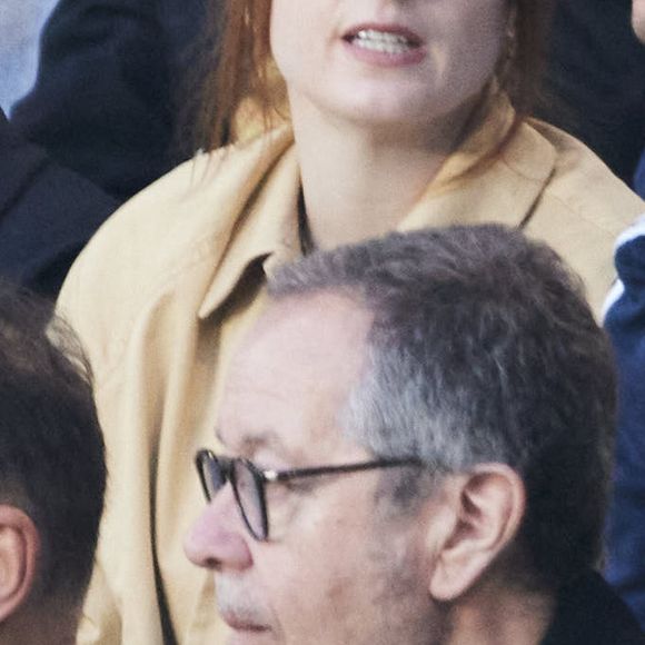 Alison Wheeler, Jérémie Elkaïm - Célébrités dans les tribunes du match de Ligue 1 Uber Eats "PSG-Toulouse" (1-3) au Parc des Princes à Paris le 12 mai 2024. © Cyril Moreau/Bestimage