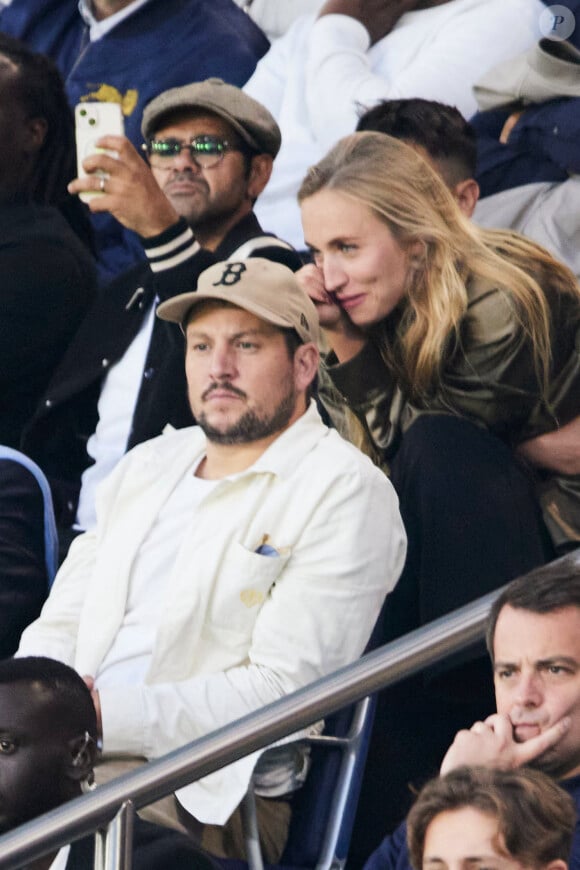 Jamel Debbouze, Chloé Jouannet et Yvan Naubron - Célébrités dans les tribunes du match de Ligue 1 Uber Eats "PSG-Toulouse" (1-3) au Parc des Princes à Paris le 12 mai 2024. © Cyril Moreau/Bestimage