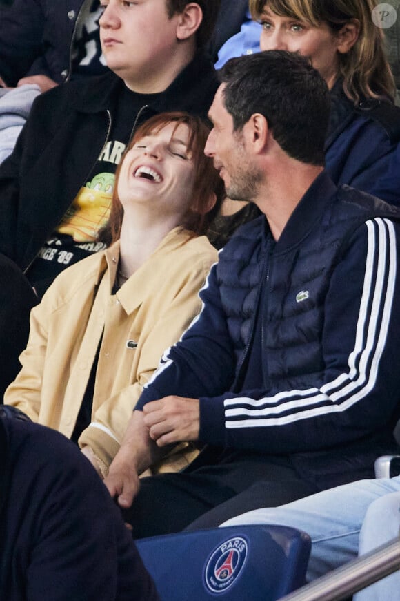 Alison Wheeler, Jérémie Elkaïm - Célébrités dans les tribunes du match de Ligue 1 Uber Eats "PSG-Toulouse" (1-3) au Parc des Princes à Paris le 12 mai 2024. © Cyril Moreau/Bestimage