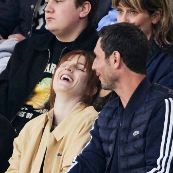 Alison Wheeler, Jérémie Elkaïm - Célébrités dans les tribunes du match de Ligue 1 Uber Eats "PSG-Toulouse" (1-3) au Parc des Princes à Paris le 12 mai 2024. © Cyril Moreau/Bestimage