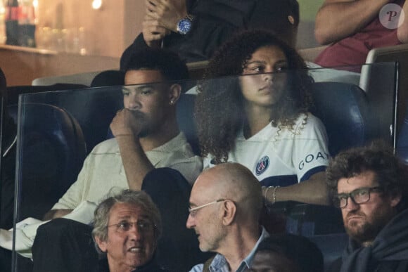 Warren Zaïre Emery et Océane Toussaint - Célébrités dans les tribunes du match de Ligue 1 Uber Eats "PSG-Toulouse" (1-3) au Parc des Princes à Paris le 12 mai 2024. © Cyril Moreau/Bestimage