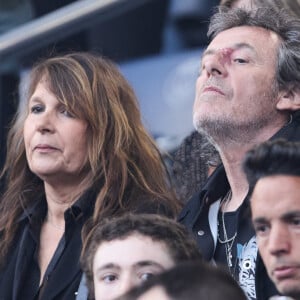 Jean-Luc Reichmann et sa femme Nathalie Lecoultre - Célébrités dans les tribunes du match de Ligue 1 Uber Eats "PSG-Toulouse" (1-3) au Parc des Princes à Paris le 12 mai 2024. © Cyril Moreau/Bestimage 