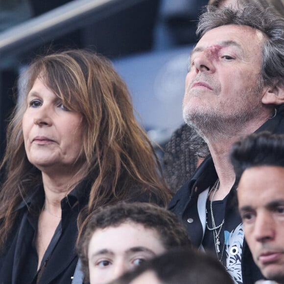 Jean-Luc Reichmann et sa femme Nathalie Lecoultre - Célébrités dans les tribunes du match de Ligue 1 Uber Eats "PSG-Toulouse" (1-3) au Parc des Princes à Paris le 12 mai 2024. © Cyril Moreau/Bestimage 