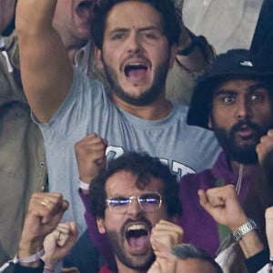 Alexandre Kominek (compagnon de Florence Foresti) - People dans les tribunes du match de Ligue des champions entre le PSG et le Borussia Dortmund (2-0) au Parc des Princes à Paris le 19 septembre 2023. © Cyril Moreau/Bestimage