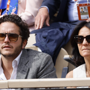 Surtout que Florence Foresti vit également une belle histoire d'amour. 
Florence Foresti et son compagnon Alexandre Kominek - People dans les tribunes lors des Internationaux de France de Tennis de Roland Garros 2022 à Paris le 29 mai 2022. © Cyril Moreau/Bestimage 