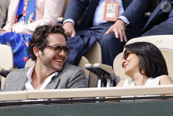 Florence Foresti et son compagnon Alexandre Kominek - People dans les tribunes lors des Internationaux de France de Tennis de Roland Garros 2022 à Paris le 29 mai 2022. © Cyril Moreau/Bestimage 