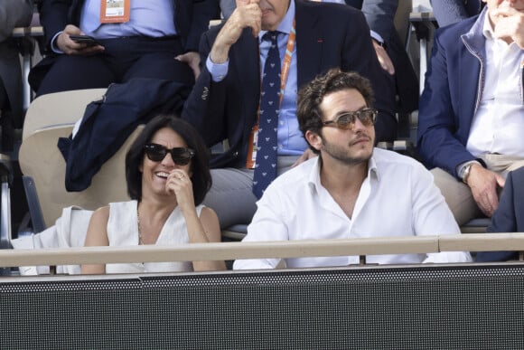 Florence Foresti et son compagnon Alexandre Kominek - People dans les tribunes lors des Internationaux de France de Tennis de Roland Garros 2022 à Paris le 29 mai 2022. © Cyril Moreau/Bestimage 