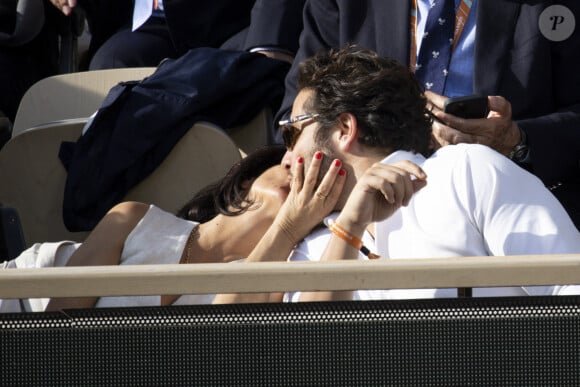 Florence Foresti et son compagnon Alexandre Kominek - People dans les tribunes lors des Internationaux de France de Tennis de Roland Garros 2022 à Paris le 29 mai 2022. © Cyril Moreau/Bestimage 