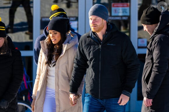 Un deuxième chèque aurait d'ailleurs été envoyé dès lors qu'ils ont été avertis du problème. 
Le prince Harry, duc de Sussex et Meghan Markle, duchesse de Sussex, en visite au camp d'entrainement des athlètes des Invictus Games 2024 à Whistler en Colombie Britannique, le 14 février 2024. 