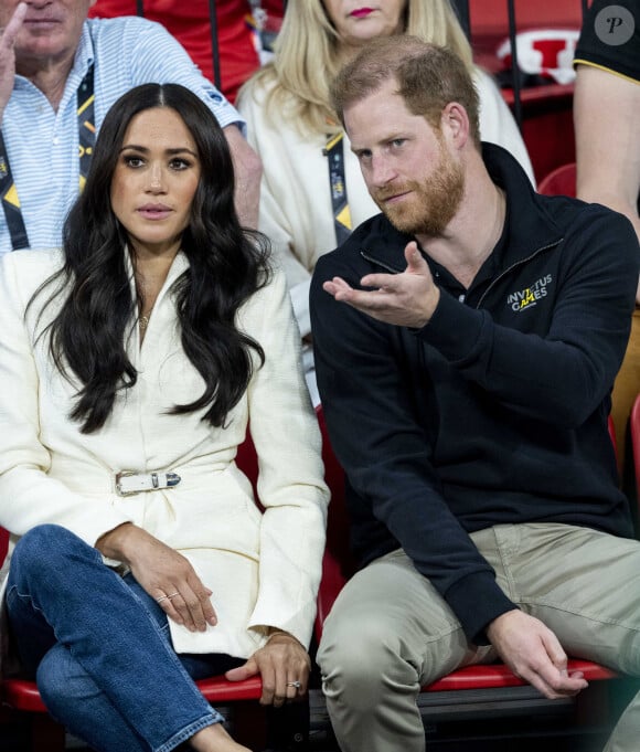 Le prince Harry et Meghan Markle assistent à la finale d'athlétisme, au deuxième jour des Invictus Games 2020 à La Haye, le 17 avril 2022. 